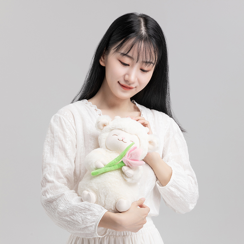 名创优品（MINISO）羊咩咩系列 暖白小羊公仔毛绒公仔玩具抱枕生日礼物女 抱郁金香款